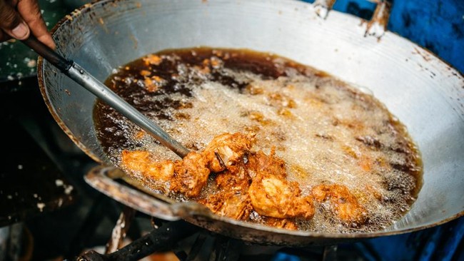 Ilustrasi minya goreng menghitam