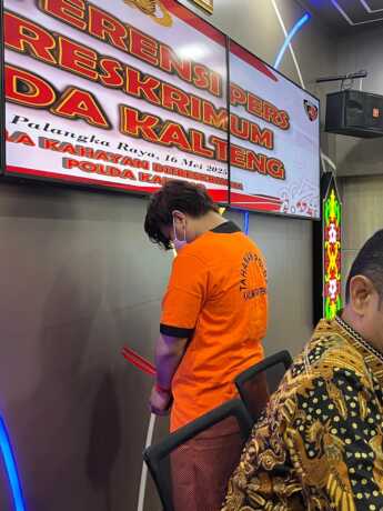 AJ, tersangka pembunuhan wanita bernama Nurmaliza di Desa Garung, tampak mengenakan baju tahanan saat dihadirkan dalam konferensi pers oleh Polda Kalimantan Tengah, di Palangka Raya, 16 Mei 2025. Ia mengakui kabur ke Yogyakarta karena panik setelah kejadi