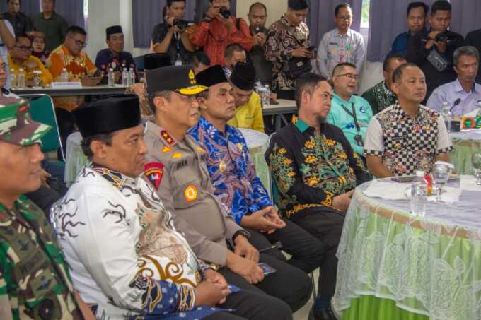 MENGHADIRI: Wakil Wali Kota Palangka Raya, Achmad Zaini menghadiri dialog bersama Menteri Pendidikan Dasar dan Menengah RI, Abdul Mu’ti, di Kampus 3 Universitas Muhammadiyah Palangka Raya, Jumat (9/5/2025). ARIEF PRATHAMA/ KALTENG POS