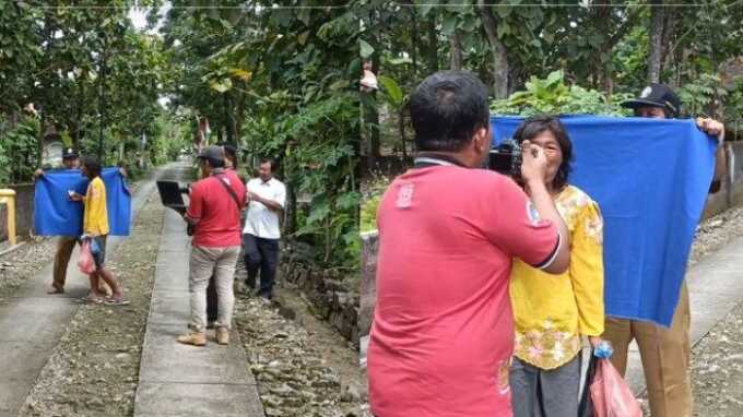 Petugas Disdukcapil Wonogiri saat perekaman KTP terhadap ODGJ.