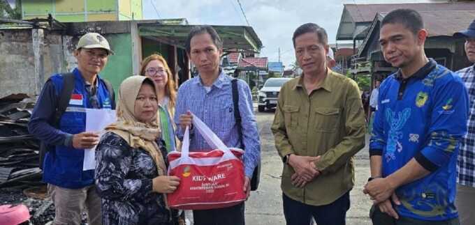 SALURKAN BANTUAN: Anggota DPRD Barito Utara, Patih Herman (tiga dari kanan) dampingi Pj Bupati Muhlis (dua dari kanan) dan Kadinsos PMD Suparmi A Aspian (paling kanan) menyerahkan bantuan kepada warga, Sabtu (10/5/2025). HUMAS UNTUK KALTENG POS