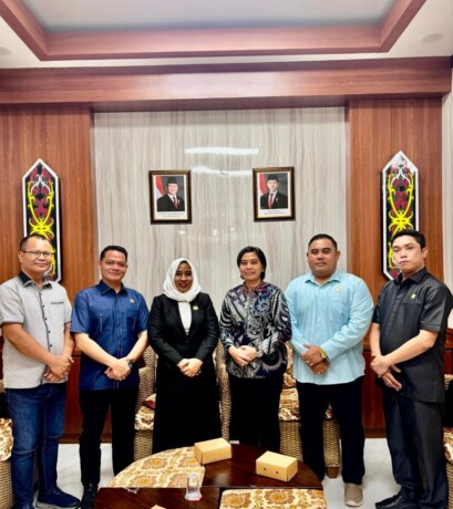 KUNKER: Ketua Komisi III DPRD Kabupaten Kapuas Yunaningsih bersama Anggota DPRD Kabupaten Kapuas Lisna Mariatun, Eli Setiadi, Nyoman Salop, Abdullah dan Sohartono saat kunjungan di DPRD Provinsi Kalteng, belum lama ini. HUMAS DPRD KAPUAS