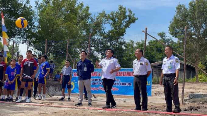 PEMBUKAAN: Kepala Didikpora Gumas, Aprianto bersama Kepala SMPN-6 Kurun Brata saat membuka kegiatan lomba di lapangan sekolah tersebut, Rabu (7/5/2025). SEPANYA