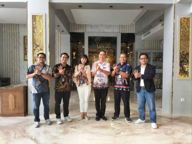 KUNJUNGAN: GM Telkom Kalselteng Yoga Istanyo (batik biru) dan jajaran berfoto bersama GM Hotel Best Western Palangkaraya Tangkas Chandra.