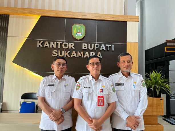 WAWANCARA: Plh Sekda Sukamara, Yofi Yudistira, usai wawancara, di kantor Bupati Sukamara, belum lama ini.