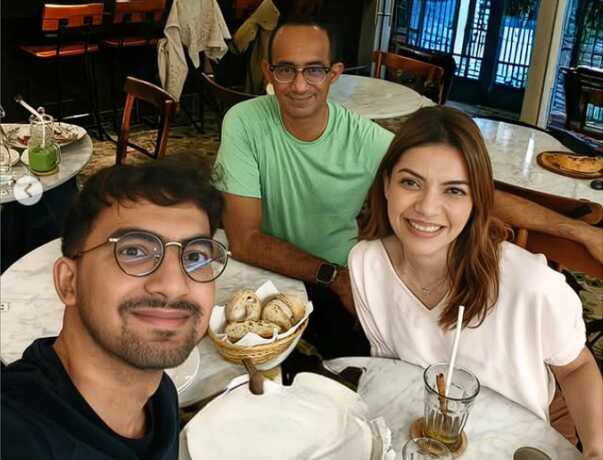 Najwa Shihab dan Ibrahim Sjarief Assegaf bersama putra mereka Izzat Assegaf.