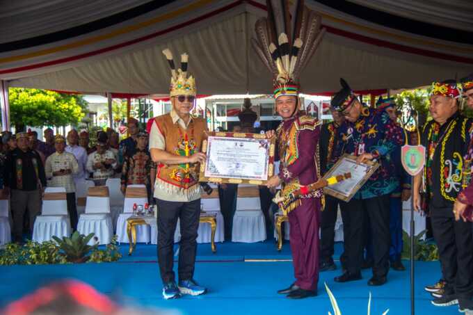 Menko Pangan Zulhas dapat gelar adat Dayak diserahkan langsung oleh Ketua DAD Kalteng Agustiar Sabran.ARIEF PRATHAMA/KALTENG POS