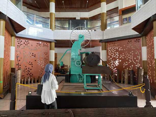 Inilah salah satu koleksi Museum Kayu Sampit.