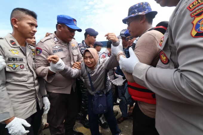 Keluarga korban menangis saat menyaksikan evakuasi jenazah Khayu Mutiara Purwati. (Anggi/Kaltim Post)