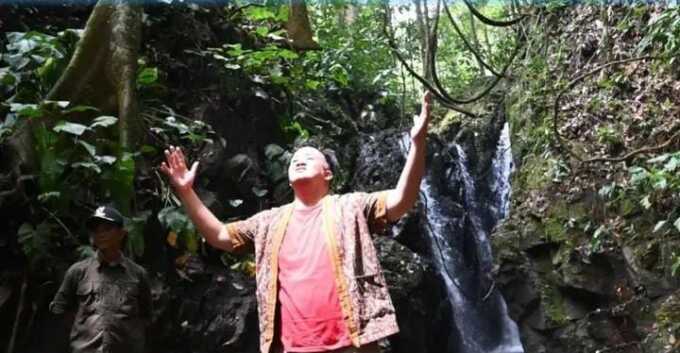 KUNJUNGI WISATA: Bupati Lamandau Rizky Aditya Putra, di sela-sela kegiatannya saat mengunjungi  Taman Hutan Raya Bukit Benyawai, baru-baru ini. HUMAS UNTUK KALTENG POS