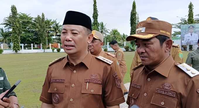 BERI KETERANGAN: Bupati Barsel, H Eddy Raya Samsuri dan Wabup Khristianto Yudha, saat memberikan keterangan pers bagi sejumlah awak media di Halaman Kantor Bupati Barsel,  Rabu (14/5/2025). HUMAS UNTUK KALTENG POS