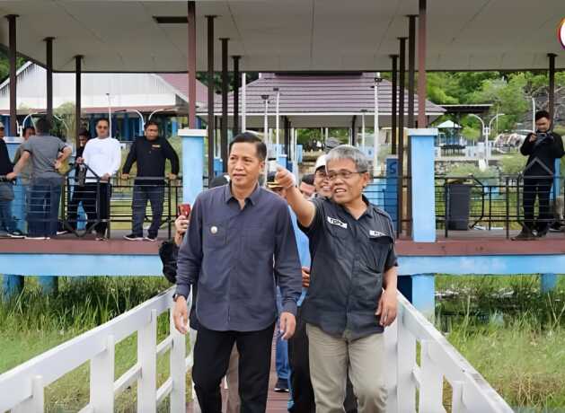MENINJAU: Penjabat (Pj) Bupati Barito Utara, Drs Muhlis (kiri) bersama jajaran kepala perangkat daerah melakukan peninjauan ke Bumi Perkemahan (Buper) Panglima Batur di Desa Trahean, Jumat (9/5/2025). DISKOMINFOSANDI UNTUK KALTENG POS 