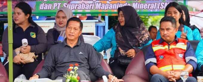 BERPARTISIPASI: Penjabat (Pj) Bupati Barito Utara, Drs Muhlis (kiri) saat pemberian reward atas partisipasi dalam pengelolaan sampah berbasis sekolah, Jumat (16/5/2025). DISKOMINFOSANDI UNTUK KALTENG POS