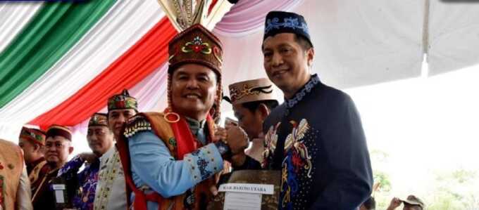HADIRI HUT KALTENG: Penjabat (Pj) Bupati Barito Utara, Drs Muhlis (kanan) menerima SK Koperasi dari Gubernur Kalteng, H Agustiar Sabran di Halaman Kantor Gubernur Kalimantan Tengah, Jalan RTA Milono Palangka Raya, Jumat (23/5/2025).  DISKOMINFOSANDI UNTUK