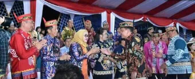 HADIRI PENUTUPAN: Pj Bupati Barito Utara, Drs Muhlis didampingi Pj Ketua TP PKK Marsiana Muhlis saat menghadiri penutupan FBIM 2025 di Palangka Raya, Jumat (23/5/2025) malam. DISKOMINFO UNTUK KALTENG POS