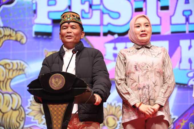 PESTAFORIA: Gubernur Kalteng, H Agustiar Sabran didampingi Ketua TP PKK Aisyah Thisia Agustiar Sabran menyampaikan sambutan pada Malam Puncak Hiburan Rakyat