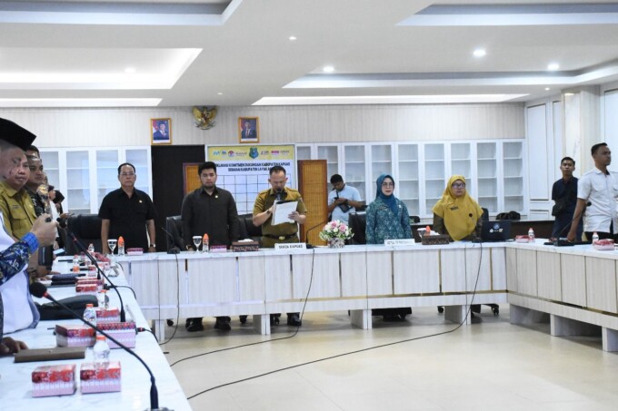 DUKUNGAN: Ketua Komisi IV DPRD Kapuas, Arhensa Mullah Muhammad dan Ketua Pansus III DPRD Kapuas, Ilham, hadiri Deklarasi Dukungan Kabupaten Kapuas sebagai Kabupaten Layak Anak, Selasa (29/4/2025).HUMAS DPRD KAPUAS