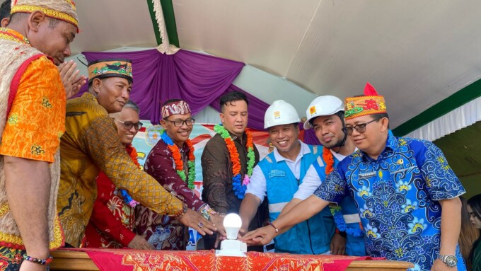 RESMI DIALIRI LISTRIK : Bupati Lamandau Rizky Aditya Putra, didampingi pejabat lingkup Pemkab Lamandau, menekan tombol sirine, tanda mulai beroperasi aliran listrik, di Desa Lubuk Hiju Kecamatan Menthobi Raya, Sabtu (3/5/2025). RUSLAN KALTENG POS