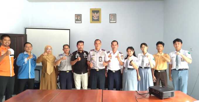 DIDAMPINGI: Jajaran Dishub Bartim beserta para peserta yang mengikuti penjaringan Pelajar Pelopor Keselamatan Berlalu Lintas, kemarin (20/5/2025). DISKOMINFOSANTIK UNTUK KALTENG POS