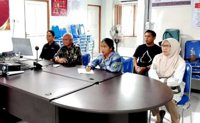 MEMBAHAS: Badan Kesbangpol Batara mengikuti Rapat Koordinasi Khusus Nasional membahas penanganan organisasi kemasyarakatan bermasalah dan premanisme yang mengganggu investasi di Ruang Rapat Lantai 2 Kantor Kesabangpol setempat, Jumat (9/5/2025). BADAN KES