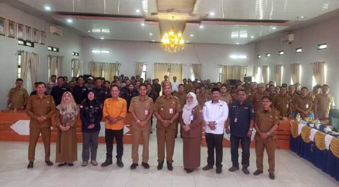 SOSIALISASI: Dinas Sosial PMD dan Perusda Batara mensosialisasi pemberdayaan BUMDesa guna memotong mata rantai distribusi bahan pangan, Selasa (20/5/2025). DISKOMINFOSANDI UNTUK KALTENG POS