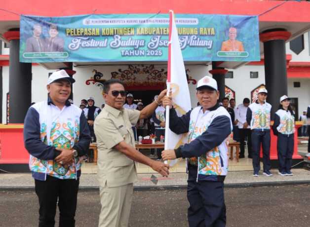 PELEPASAN: Bupati Mura, Heriyus (tengah) secara resmi melepas kontingen Murung Raya untuk mengikuti FBIM 2025 di Palangka Raya, Rabu (14/5/2025).  DADANG/KALTENG POS