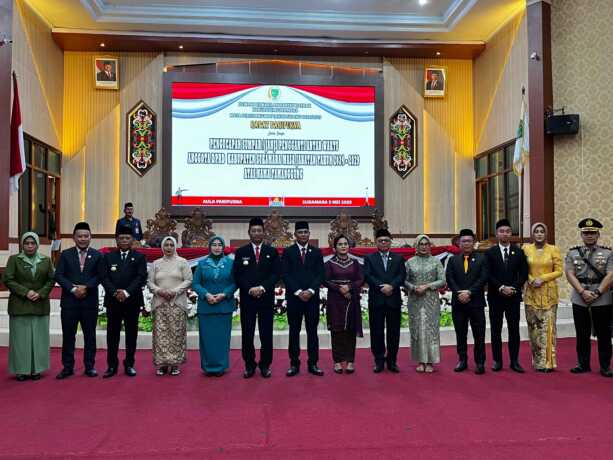 KEBERSAMAAN: Bupati Sukamara, Masduki foto bersama usai kegiatan di aula sidang Kantor DPRD Sukamara, Senin (5/5/2025). NURHALIZA/ KALTENG POS