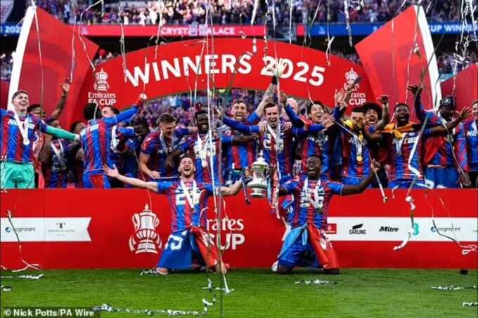 Crystal Palace memenangkan trofi utama pertama mereka setelah mengalahkan Man City 1-0 di final Piala FA (DAILYMAIL )