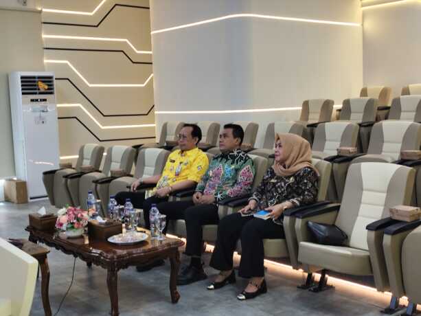 MENGIKUTI: Wakil Wali Kota Palangka Raya Achmad Zaini, mengikuti rapat percepatan realisasi pendapatan daerah, belanja daerah dalam APBD tahun 2025 untuk mendorong pertumbuhan secara daring, di ruang Command Center, Kamis (8/5/2025). MUTOHAROH/ KALTENG PO