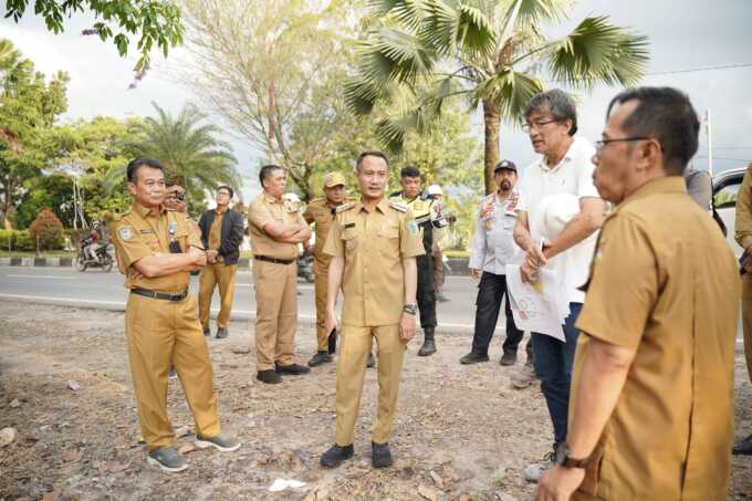 MENINJAU: Wali Kota Palangka Raya, Fairid Naparin meninjau kondisi lalu lintas Jalan Adonis Samad dan rencana penataan kawasan di sekitar Duta Mall, belum lama ini. TIM MEDIA DIGITAL PALANGKA RAYA SEMAKIN KEREN