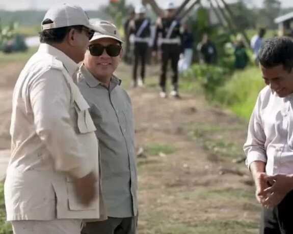 Andi Syamsudin Arsyad alias Haji Isam bersama Presiden Prabowo Subianto dan Mentan Andi Amran Sulaiman. (Istimewa).