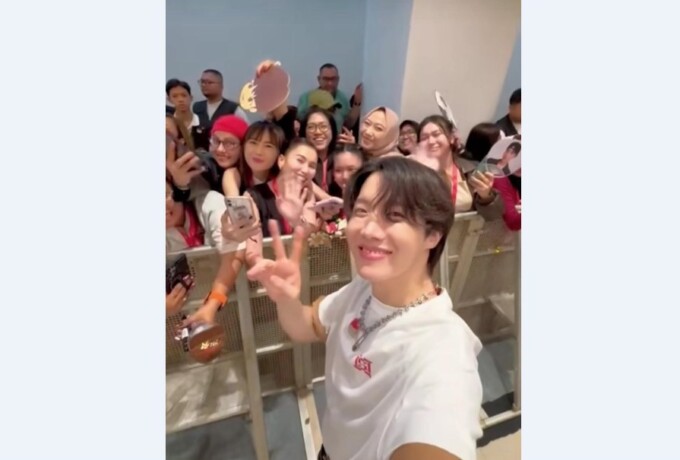 Detik-detik Ayu Ting-Ting dan putrinya swafoto besma J-Hope BTS.