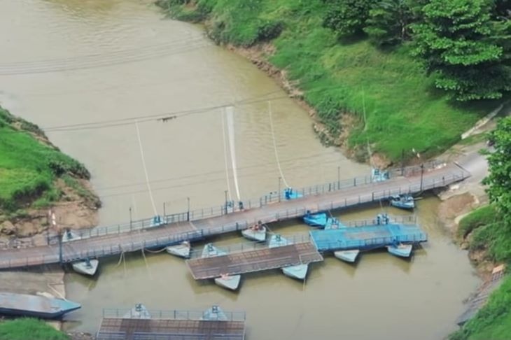 Jembatan Hj Endang di Karawang, Jabar.