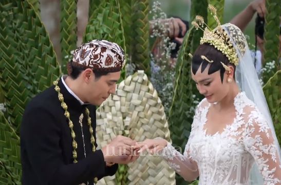Pemasangan cincin pernikahan Maxime Bouttier kepada Luna Maya.