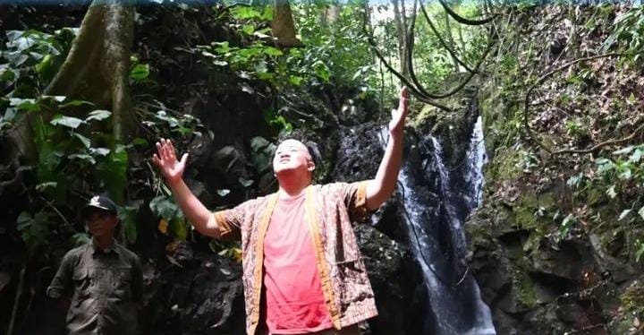 AIR TERJUN: Bupati Lamandau Rizky Aditya Putra, di sela-sela kegiatannya saat mengunjungi Taman Hutan Raya Bukit Benyawai, baru-baru ini.