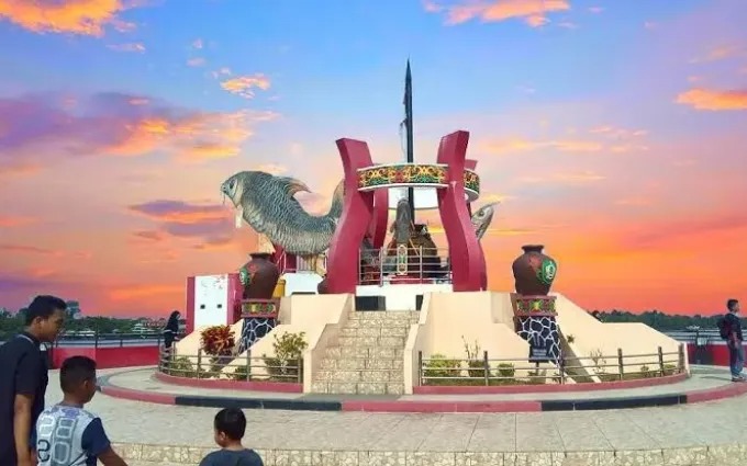 Patung Ikan Jelawat, salah satu ikon Kota Sampit.