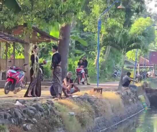 Pengantin pria mancing di tengah prosesi pernikahan.
