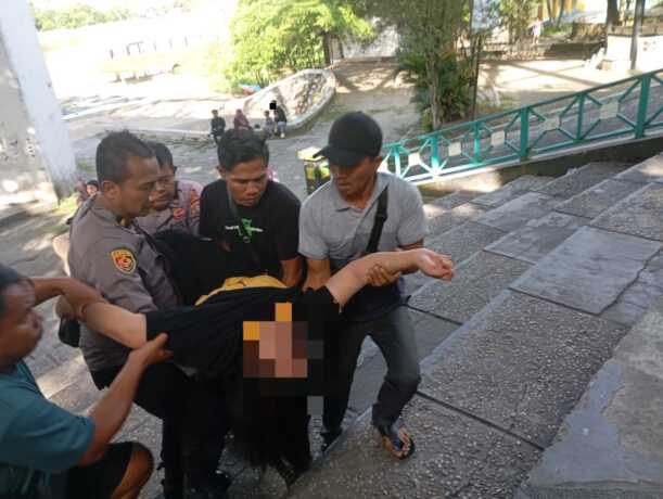 Evakuasi remaja perempuan yang diduga bunuh diri.