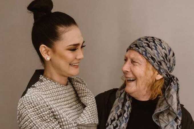 Luna Maya dan ibunya, Desa Maya.