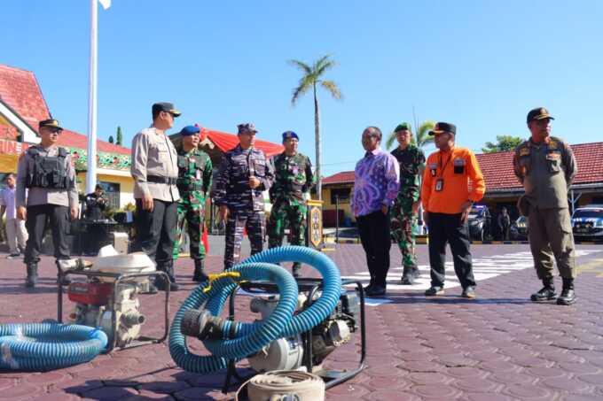 APEL KARHUTLA: Kapolres Kobar AKBP Theodorus Priyo Santosa usai melakukan apel siaga Karhutla bersama Pemkab dan Forkopimda, Jumat (16/5). (Polres Kobar)
