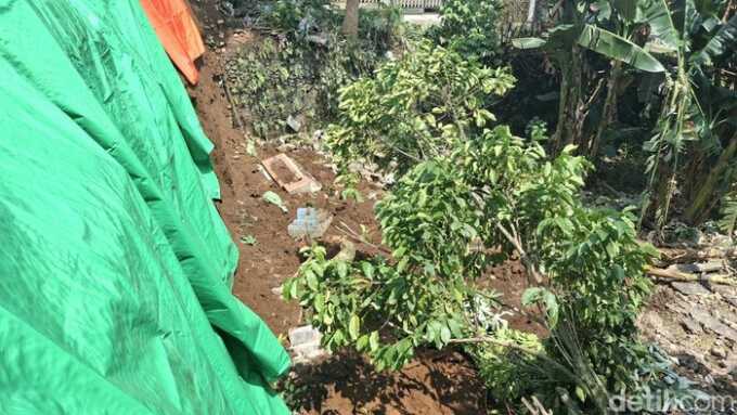 Longsor di makam di TPU Kampung Batakal, Batu Tulis, Kecamatan Bogor Selatan, Kota Bogor, Jawa Barat.