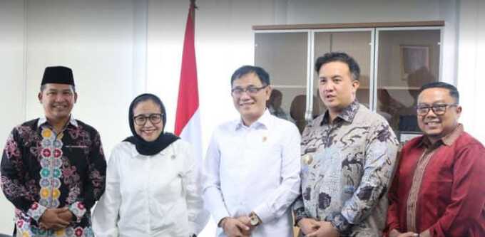 KUNJUNGAN KERJA: Bupati Lamandau, Rizky Aditya Putra bersama Kepala BP-Taskin RI, Budiman Sudjatmiko, di Kantor Badan Percepatan Pengentasan Kemiskinan RI, di Jakarta, pekan lalu.