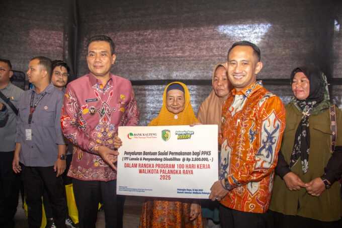 PENYERAHAN: Wali Kota Palangka Raya, Fairid Naparin bersama wawali, Achmad Zaini menyerahkan bantuan bantuan sosial secara simbolis, di Pandopo Rumah Jabatan Wali Kota Palangka Raya, Jalan Diponegoro, Kamis (15/5).
