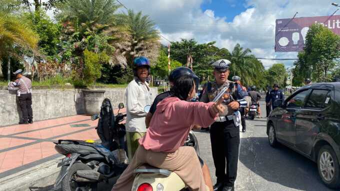 Anggota Satlantas Polres Kobar ketika melakukan penertiban kepada pengendara yang melanggar aturan dijalanan, Senin (19/5/2025). POLRES KOBAR UNTUK KALTENG POS