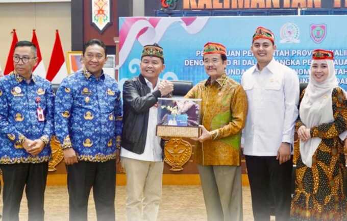 SINERGI: Gubernur Kalteng, H Agustiar Sabran bersama delegasi DPD RI yang dipimpin oleh Anggota DPD RI, Agustin Teras Narang, selaku koordinator Panitia Perancang Undang-Undang, didampingi dua wakil ketua, Sewitri dan M Hidayatollah. (Diskominfosantik Kal