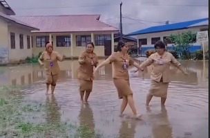 Kepala SD Negeri 050417 Tiga Jumpa, Kecamatan Barusjahe dicopot dari jabatannya karena berjoget di area banjir di sekolah.