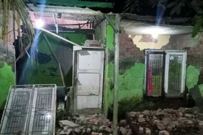 Bangunan rumah rusak akibat gempa bumi di Provinsi Lampung, Jumat (23/05/2025) pukul 02.52 WIB.