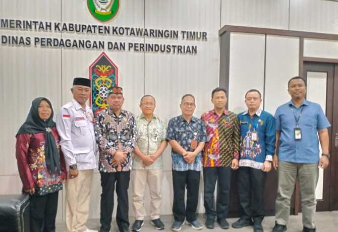 Perwakilan Kementerian Pertanian berkunjung ke Kantor Dinas Koperasi UKM Perindustrian Perdagangan Kotim membahas pembentukan Koperasi Merah Putih, Jum’at (23/5/2025).