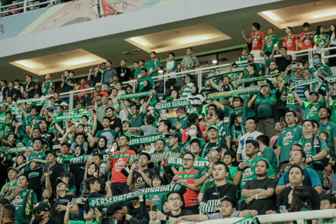 Foto bonek saat di GBT. PERSEBAYA.ID