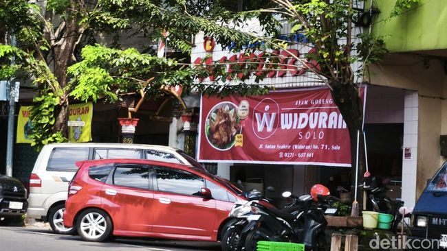 Ayam Goreng Widuran Solo, Jawa Tengah.